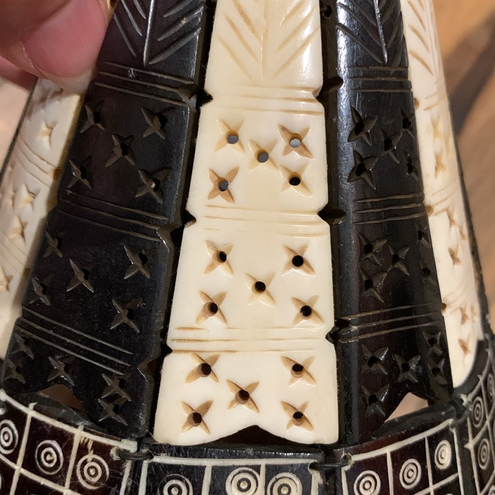 Set of vintage carved bone and horn large beads made into mini lamp shades 4-5” - Picture 8 of 8